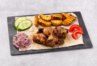 Шашлык из телячьей мякоти с картофелем на мангале 