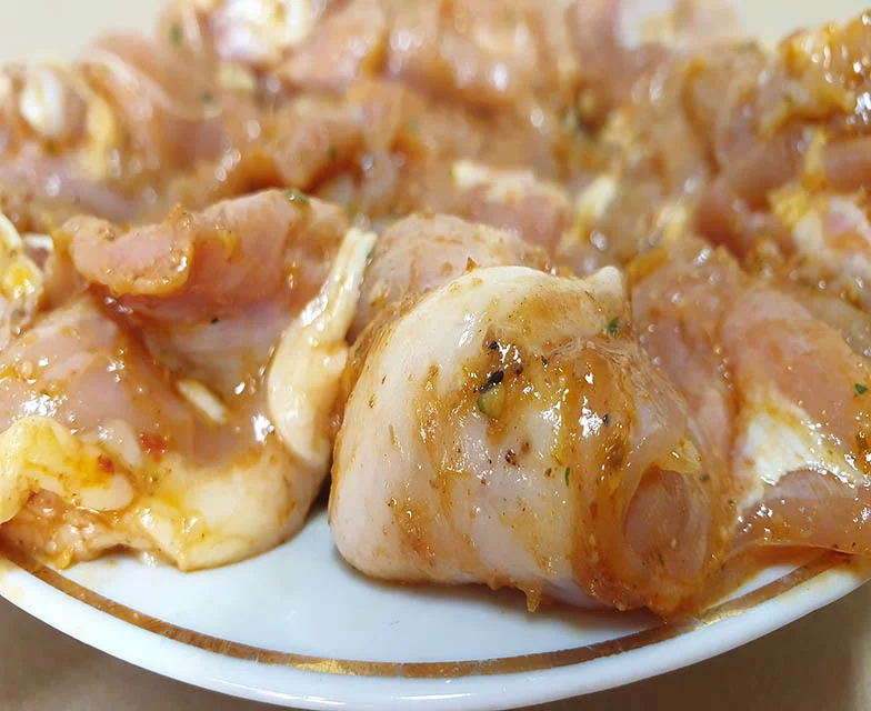 Шашлык из куриного бедра (маринованный)