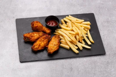 Острые куриные крылья с картофелем фри