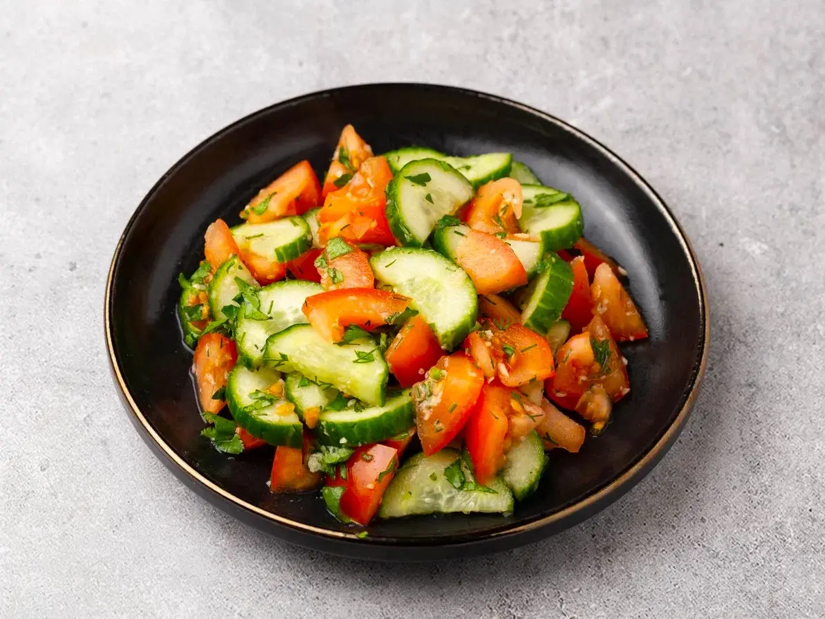 Салат со свежими овощами по-кавказски