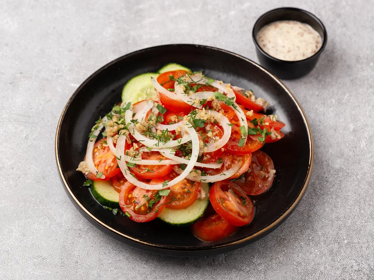 Грузинский салат с орехами