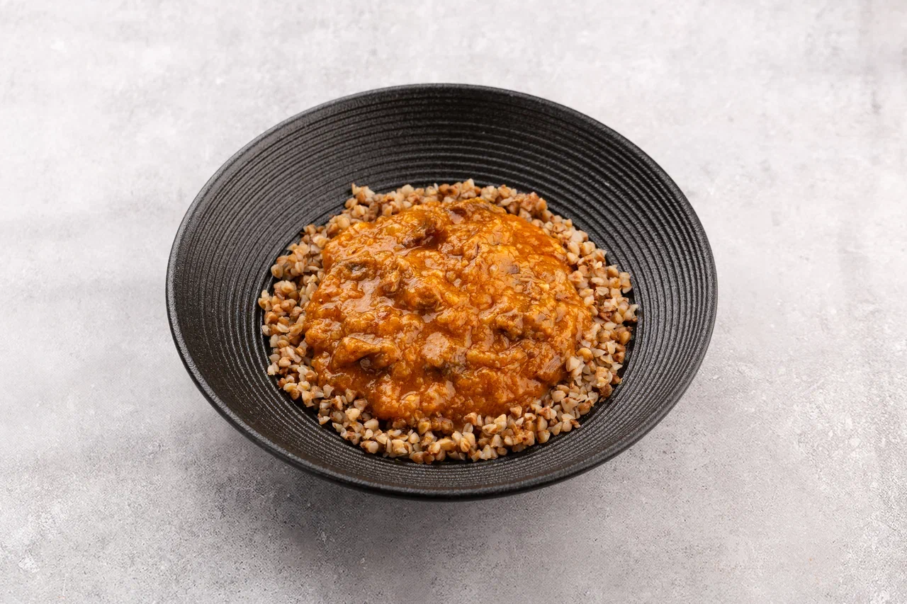 Гуляш с гречкой