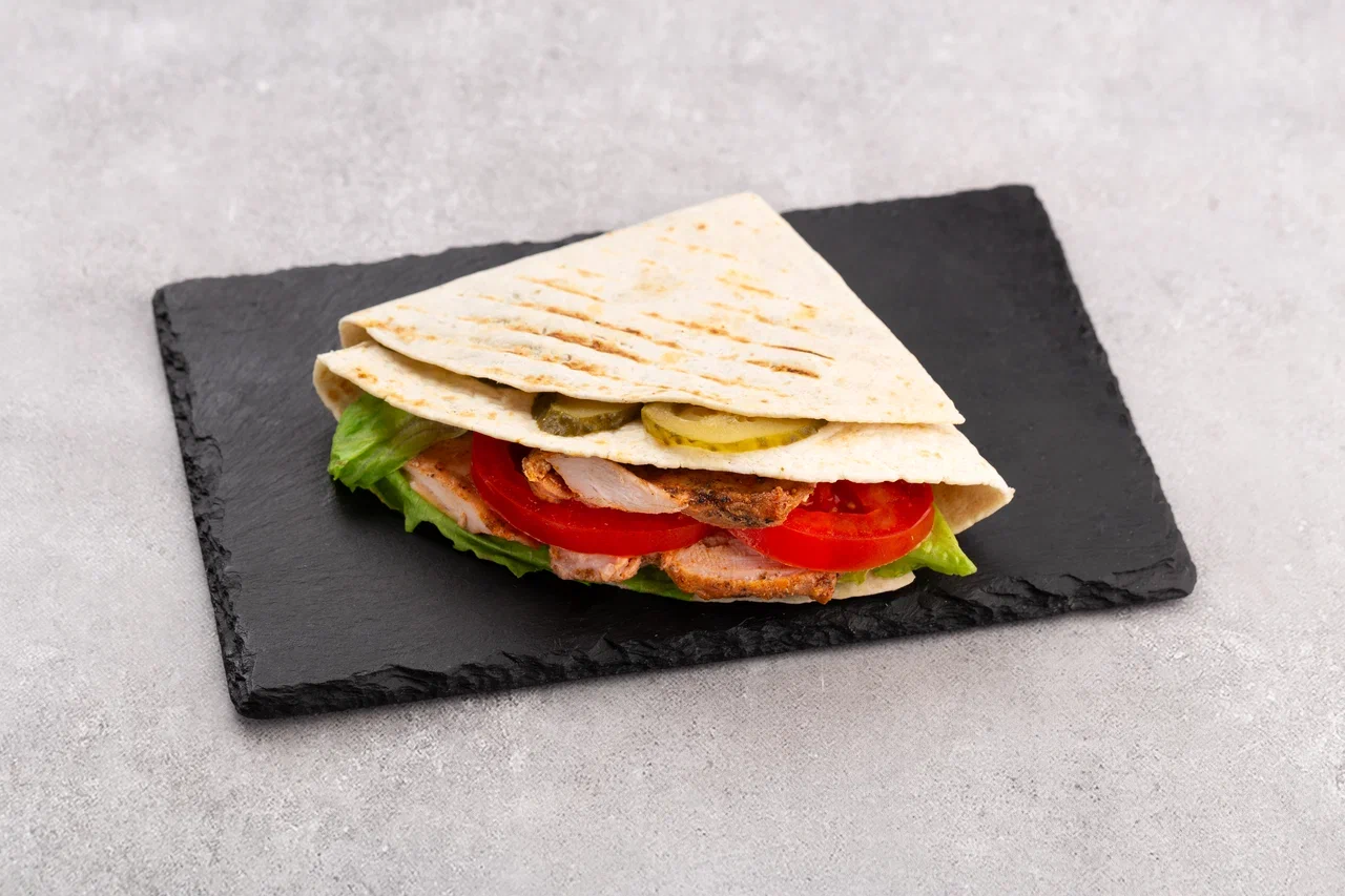 Горячий сэндвич с курицей гриль 