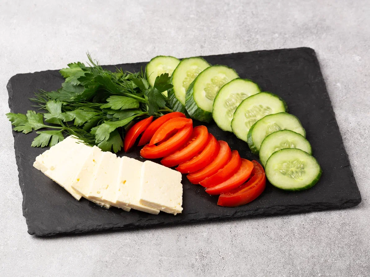 Овощная корзина с сыром сулугуни